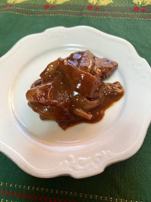 器に盛られた豚肉の赤ワイン煮