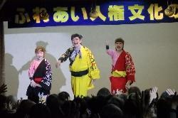 熱演するファミリー劇団さむらい