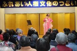 熱唱する藤田紀江さん