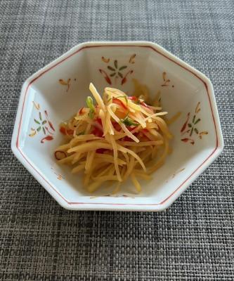 器に盛られたじゃがいもの酢炒め