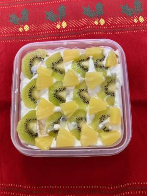 キュウイをちりばめたカラフルスコップケーキ