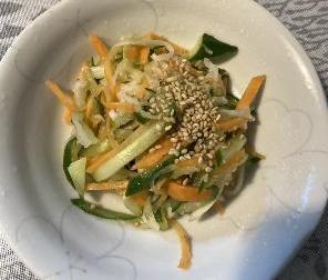お皿に盛られた切干大根の酢の物