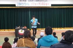 けん玉を披露するコマのたけちゃん