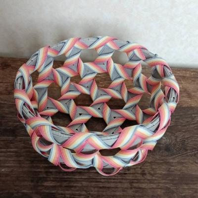 紙バンドを使用して編まれたかご