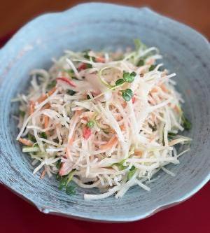 お皿に盛られた千切りされた大根サラダ