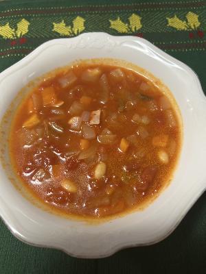 器に盛られた具だくさんミネストローネ