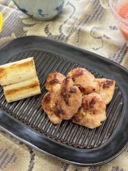 鉄板に乗せられた鶏もも肉の塩こうじ焼き