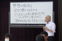 ホワイトボードを使って説明する森実さん