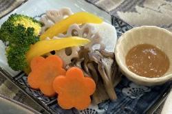 お皿に盛られた焼きやサイトしょうゆ麴ドレッシング