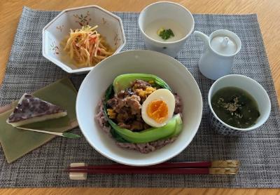 名越ごはん、手作り豆腐、じゃがいもの酢炒め、わかめスープ、水無月を器に盛り付け並べた写真