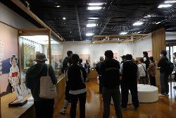 社会交流会館で説明を受ける参加者