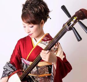 三味線を演奏している大黒恵子さん