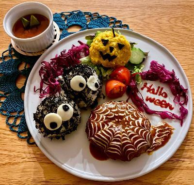 白いお皿に並んだハロウィン仕様で盛り付けられた料理