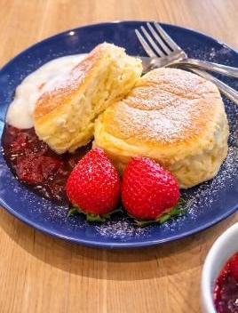 お皿に盛られたスフレパンケーキ