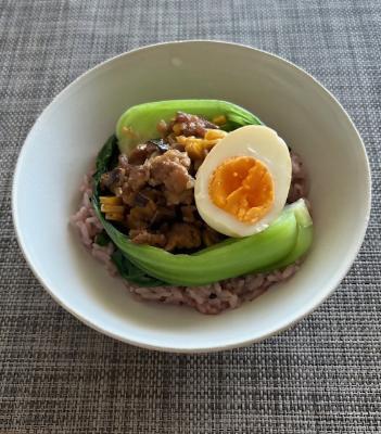 台湾の豚肉料理であるルーローハンや台湾ミンチ、ゆで卵等を載せて器に盛られたルーロー夏越ごはん