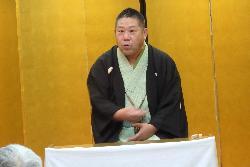 落語をする笑福亭学光さん