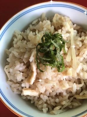 お茶碗に盛られた生姜ごはん