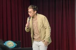 講演をする真道ゴーさん