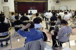 講師の朝治さんと熱心に聞き入る参加者