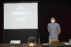 講演をする内田さん