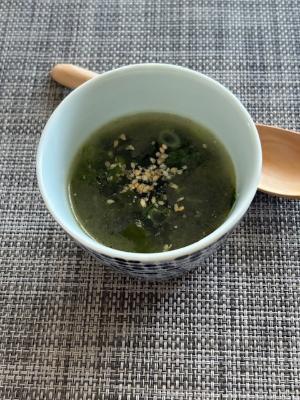 器に盛られたわかめスープとスプーン