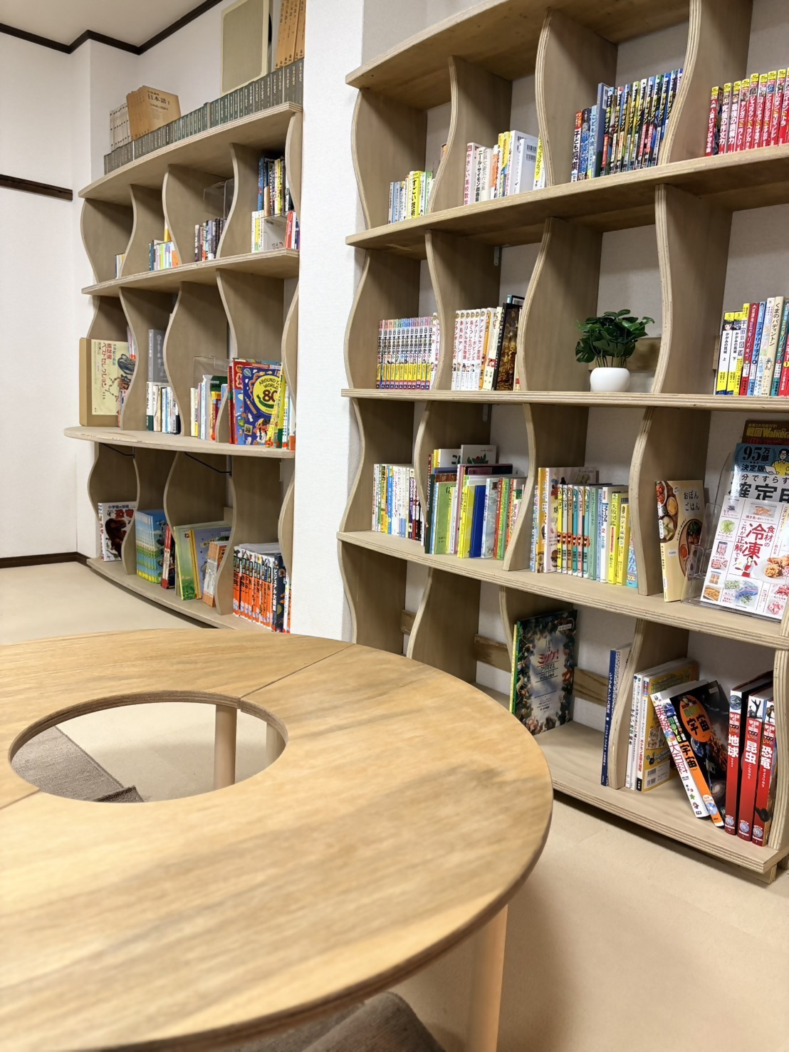 ＠はぐくみ の部屋内の様子で、大きな本棚が並び、中には子たちの興味をひきそうな本がぎっしりと入る。