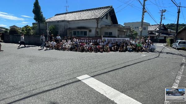 横断幕を飾った後の集合写真