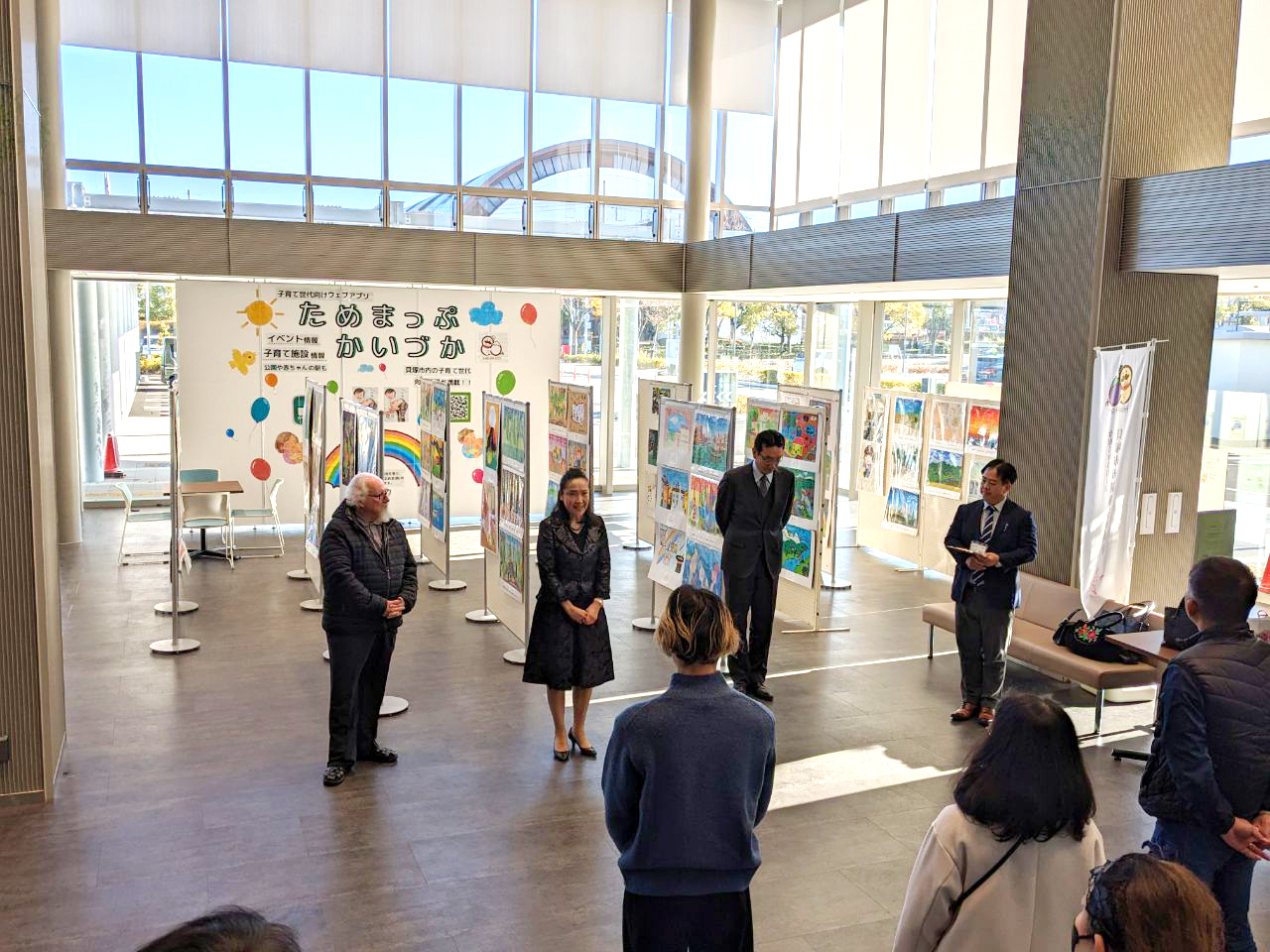 国際交流児童画展の開会式風景