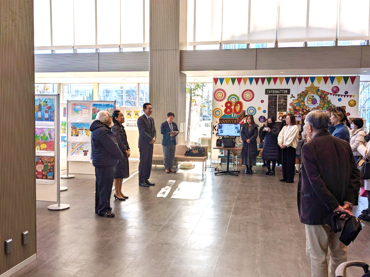 国際交流児童画展の開会式風景