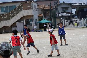 ドッチビーをする子どもたち