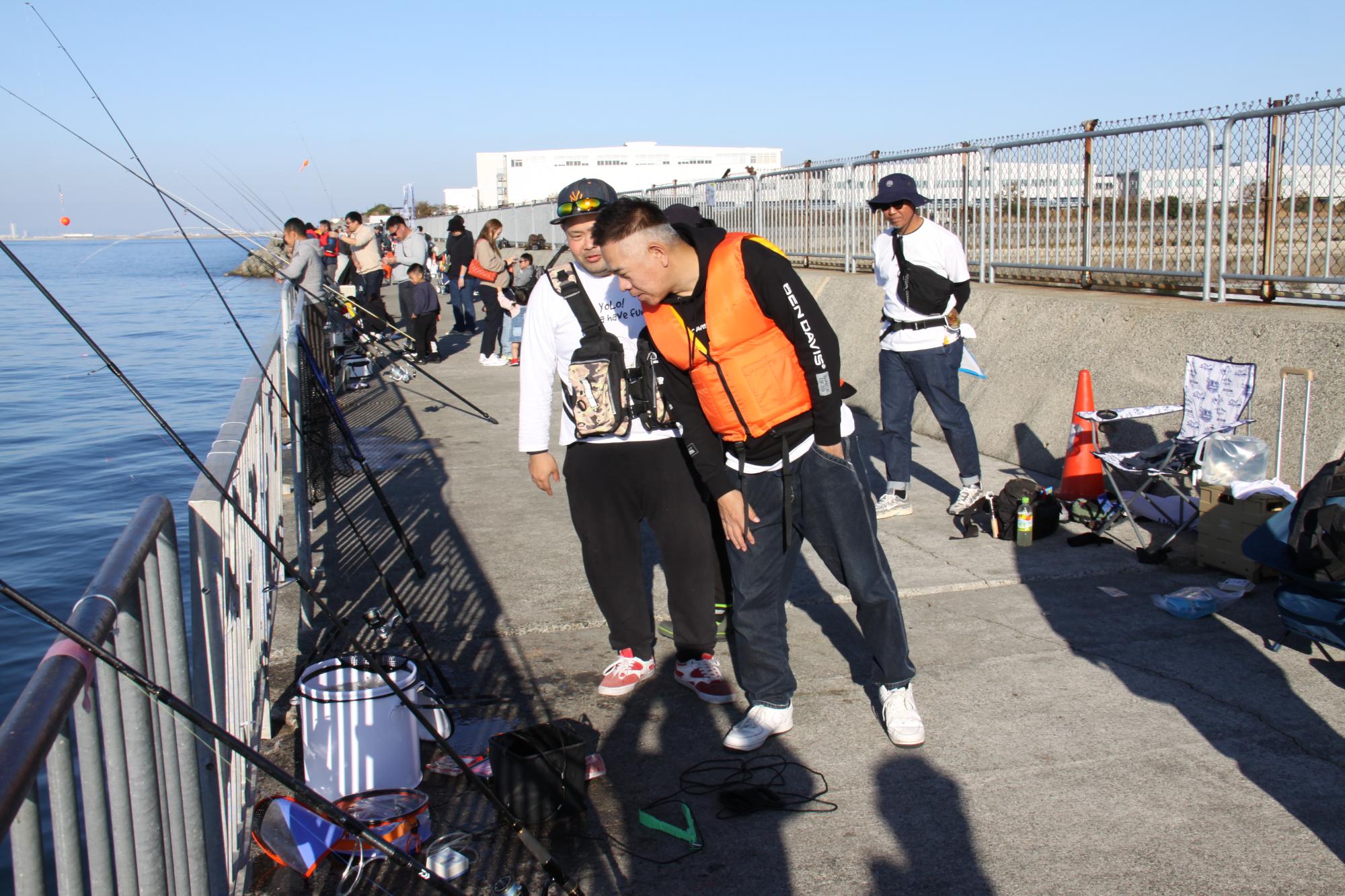 釣り大会の会場を歩く原西さん