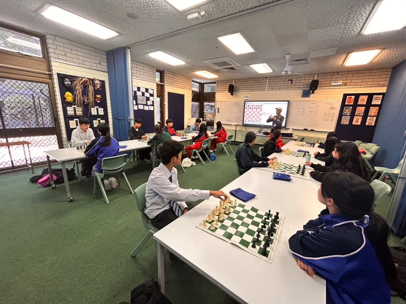 カルバーシティ市の学校にて、現地の学生とテーブルゲームであるチェスを通じて親睦を深めている様子です。