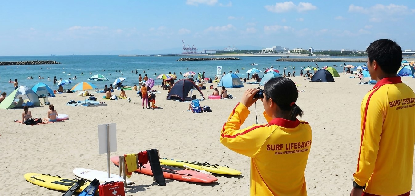 海水浴場利用者を見守るライフセーバーを写した写真