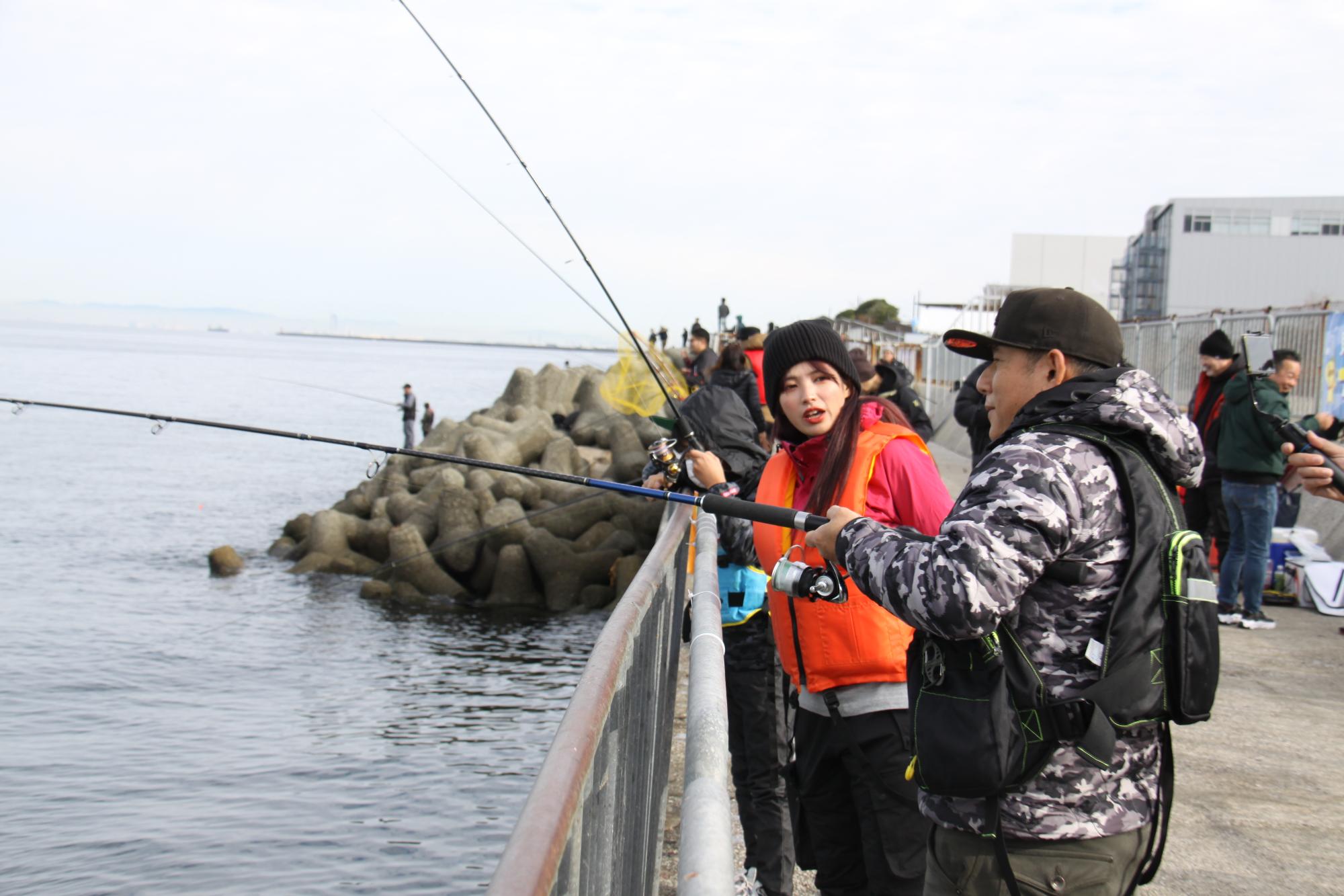 釣り人と話すマルコスさんと