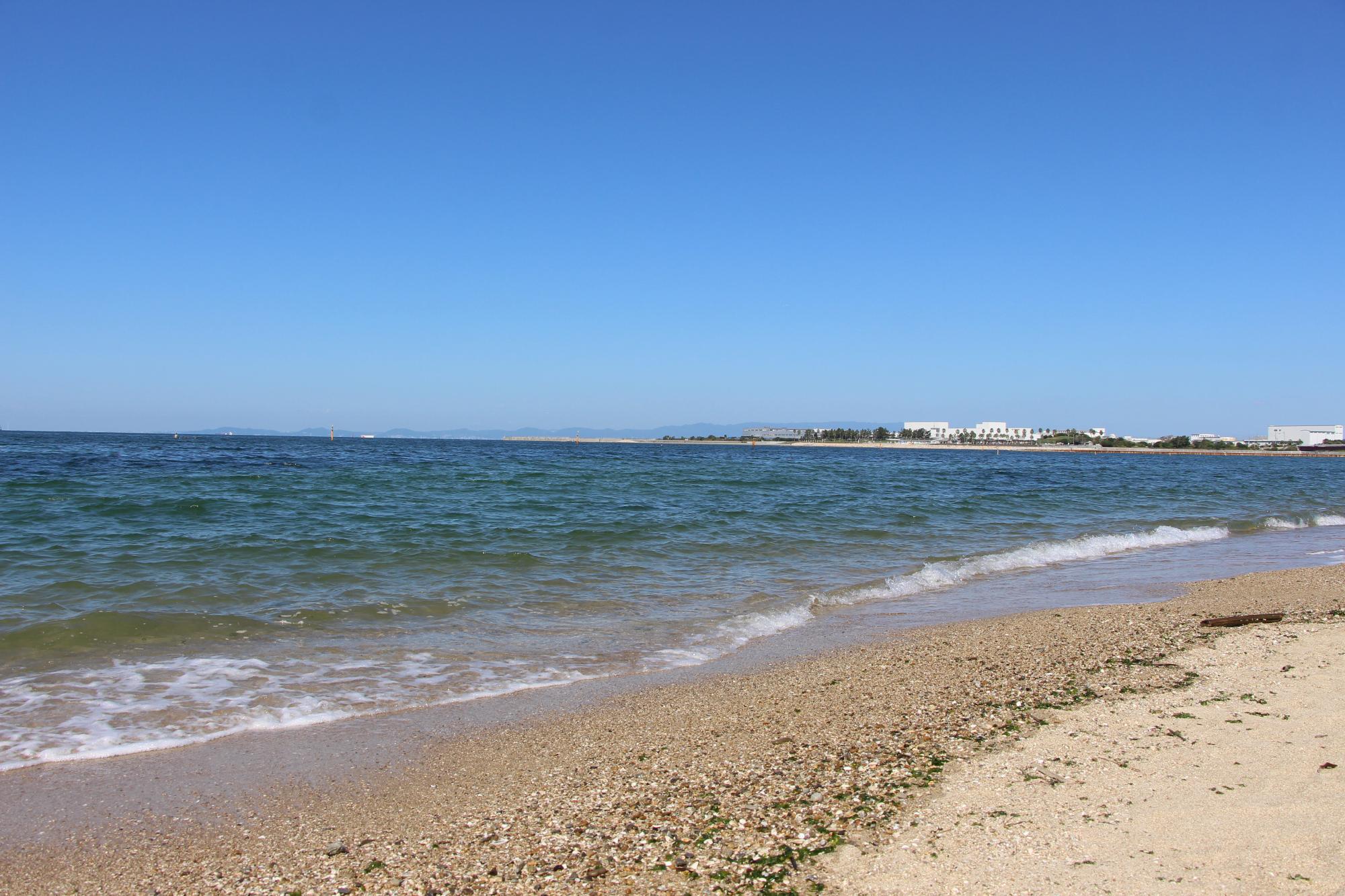 二色の浜海水浴場の海岸線を写した写真です。