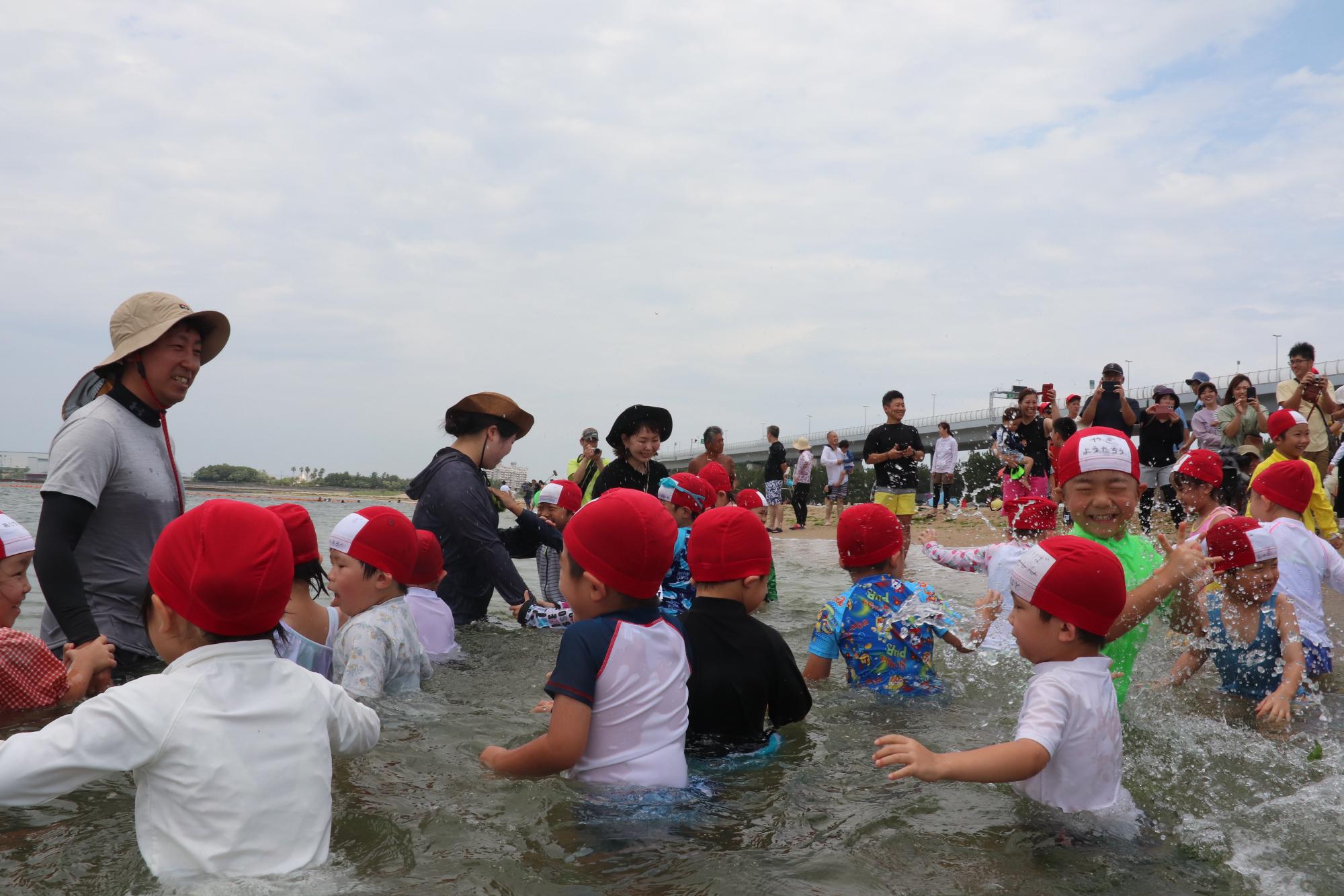 二色の浜海水浴場で遊ぶ子どもたちを写した写真