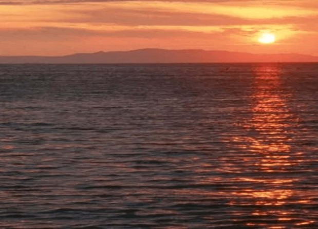 二色の浜海水浴場から眺めた夕陽を写した写真
