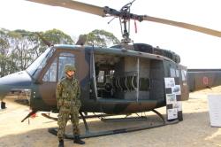 陸上自衛隊のヘリを式典会場で装備品展示