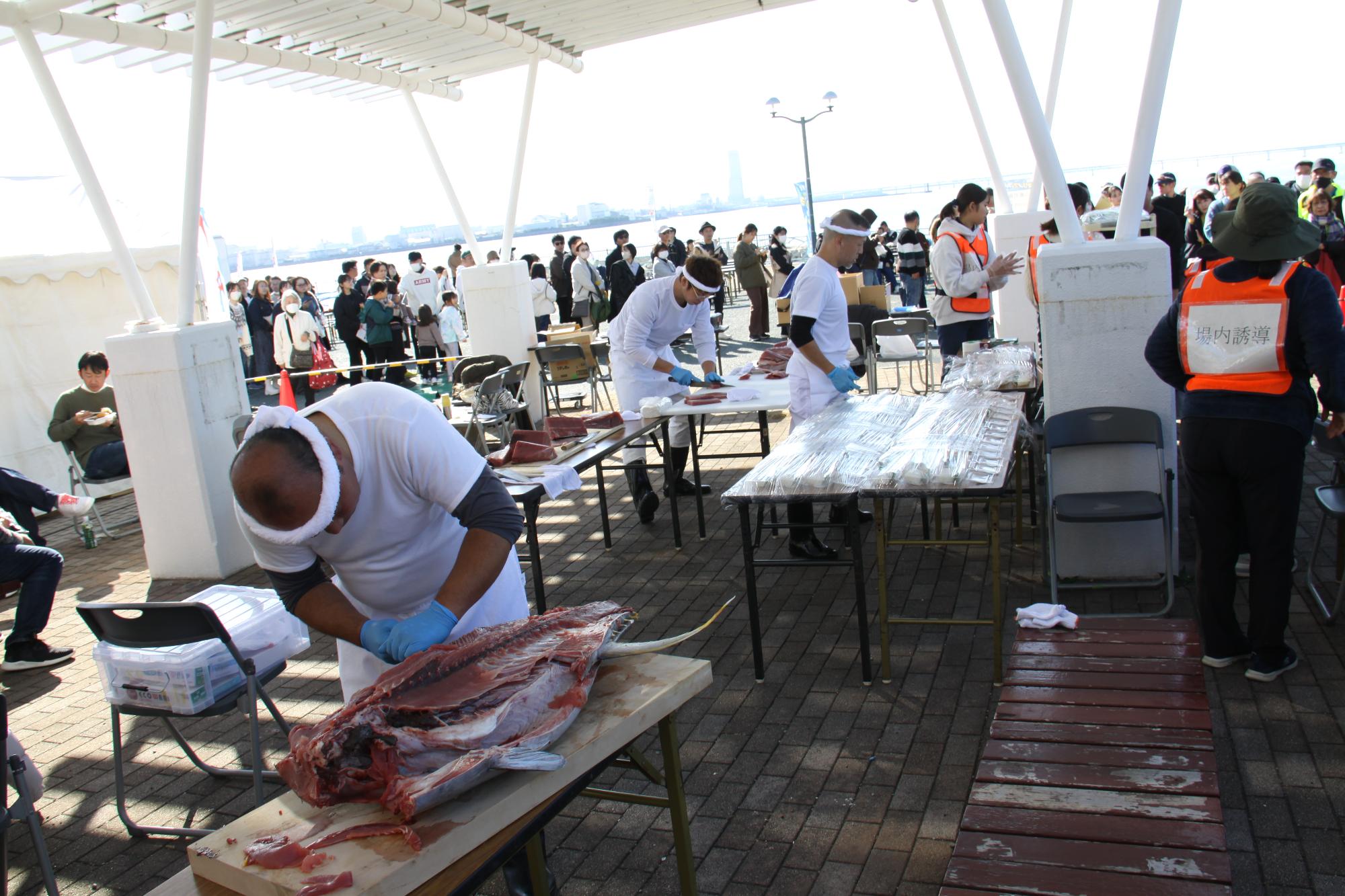 マグロ寿司の順番待ち風景