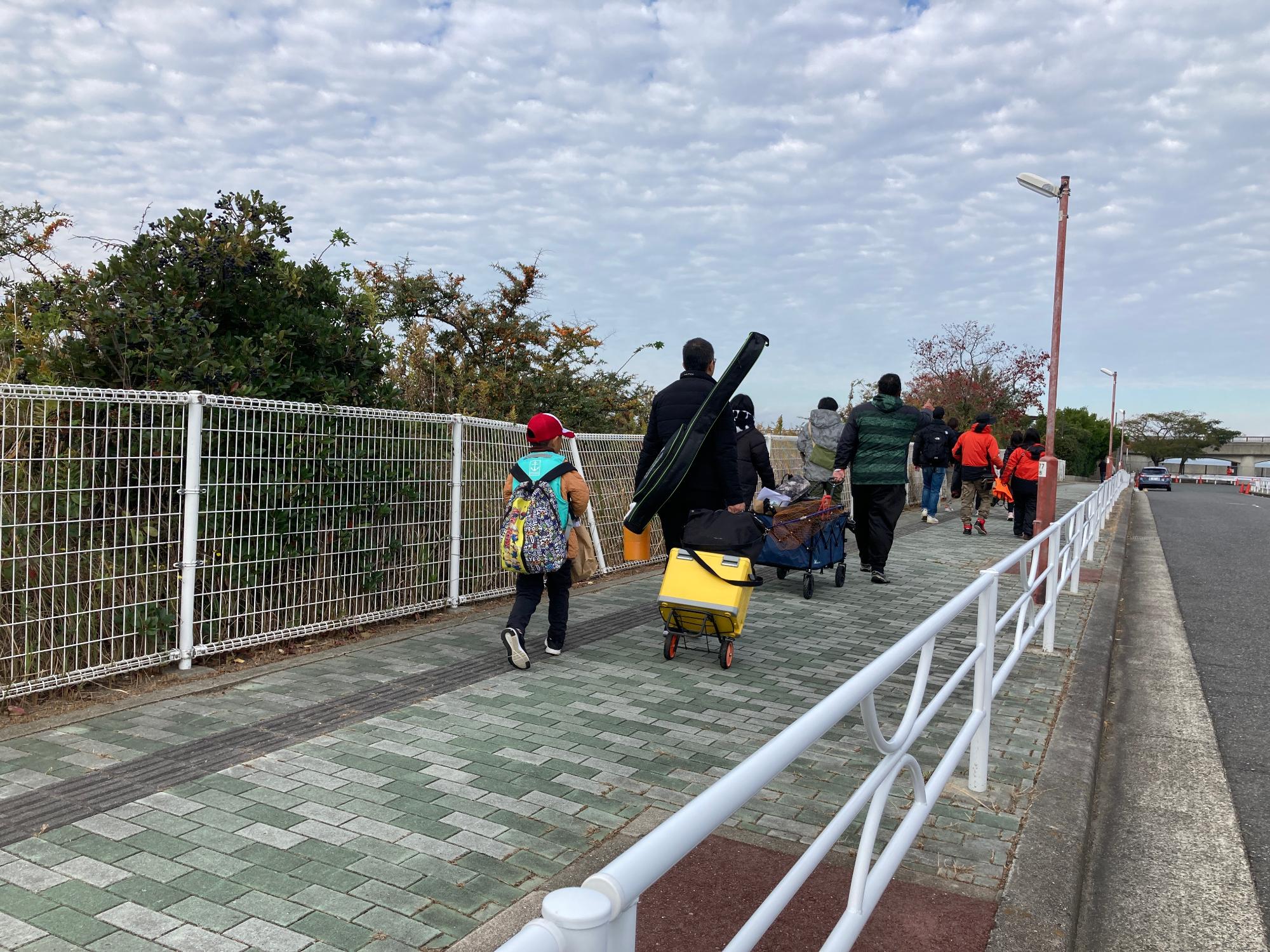 釣り場へ移動している風景