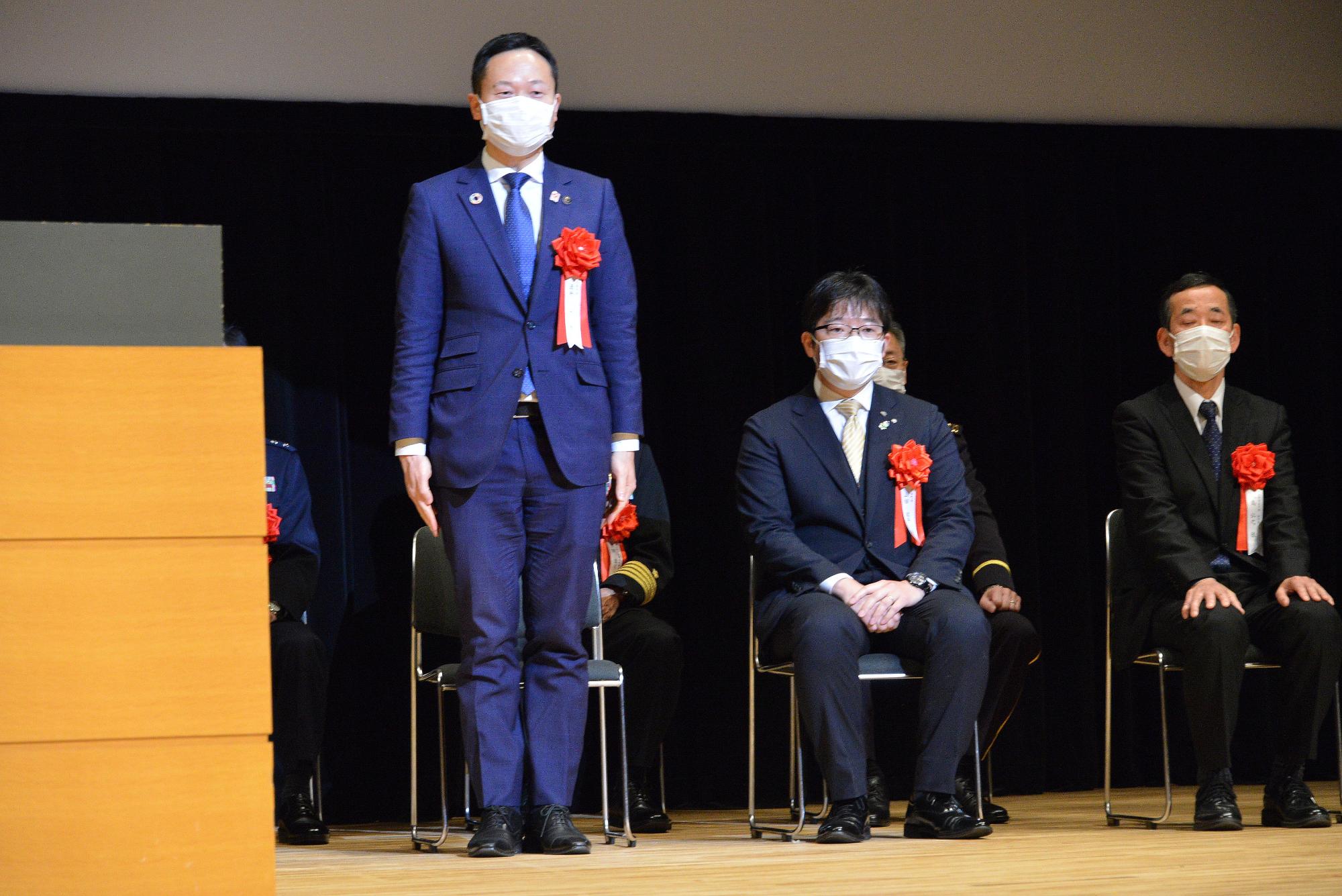 大阪自衛隊入隊入校式で登壇する酒井市長