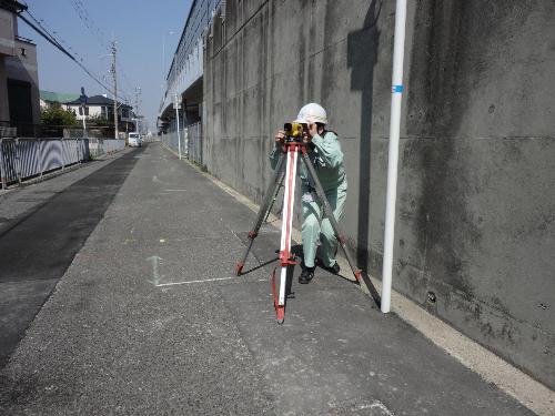 技術職員が現場で勤務している写真です。