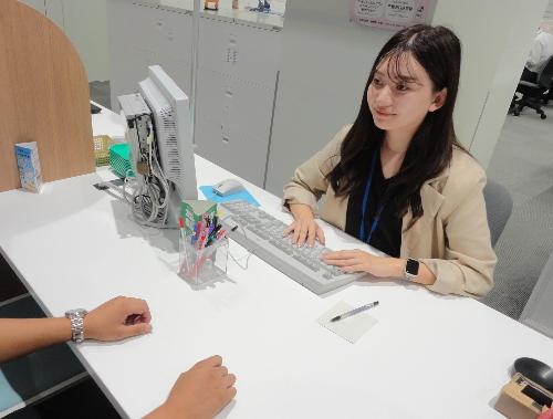職員が窓口カウンターで市民を対応する様子です。