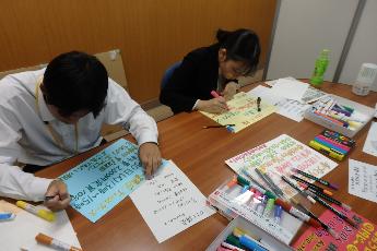 職場体験では、市民のかたへのチラシやポップの作成もします