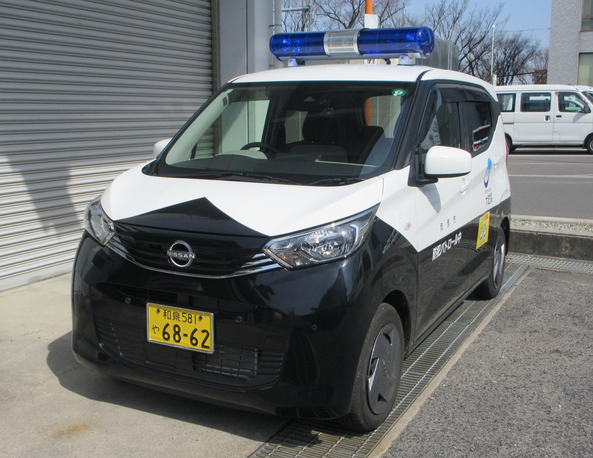 貝塚市内を巡回している青色防犯パトロール車の写真