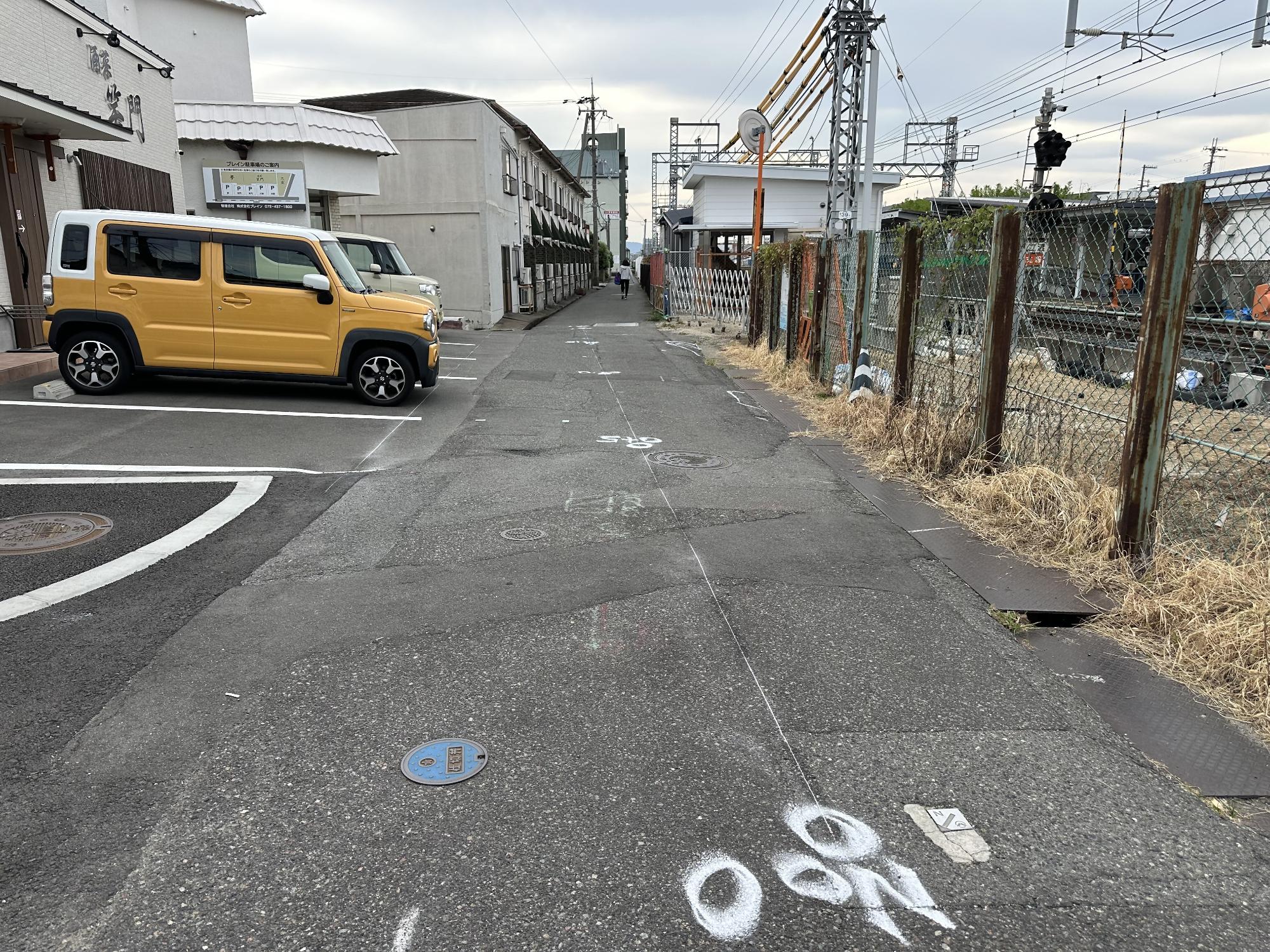 二色浜山側のでこぼこした道路と歩道が整備されていない工事前の写真
