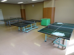 視覚障害者卓球室の内観が映っています
