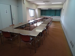 第1会議室の内観が映っています