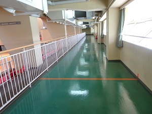 ランニングトラックが映っています