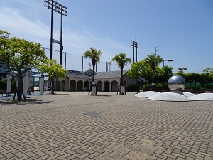 ふれあい運動広場のテニスコートおよびグラウンド入口が映っています